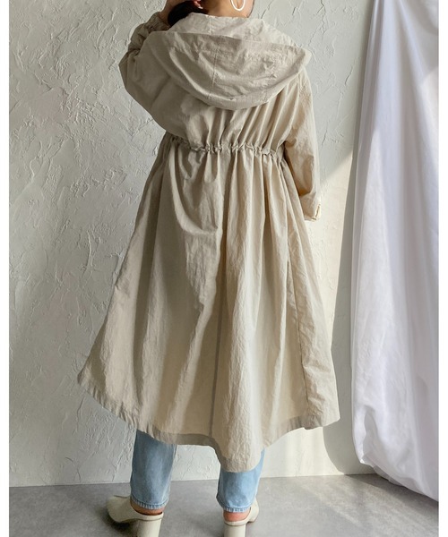 She's Closet(シーズクローゼット)の「ボリュームスリーブビッグシルエットナイロンロングマウンテンパーカー(モッズコート・レディース・ブラック/ベージュ/カーキ/アイボリー/ライトカーキ/マスタード/オフホワイト/グレイッシュベージュ・FREE)」の16枚目の写真