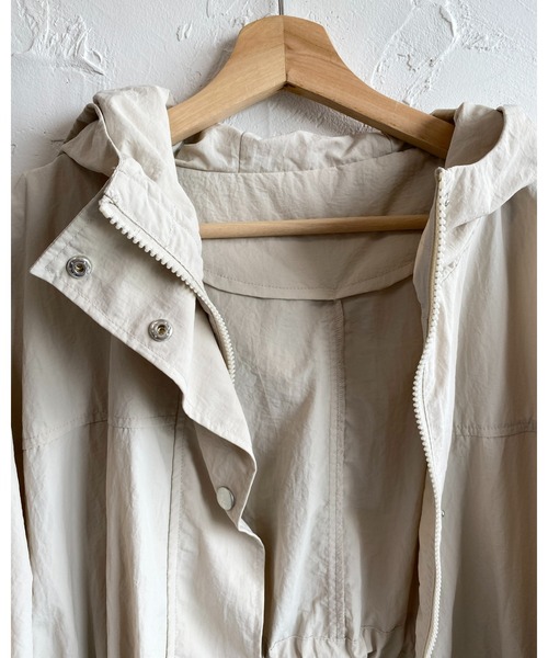 She's Closet(シーズクローゼット)の「ボリュームスリーブビッグシルエットナイロンロングマウンテンパーカー(モッズコート・レディース・ブラック/ベージュ/カーキ/アイボリー/ライトカーキ/マスタード/オフホワイト/グレイッシュベージュ・FREE)」の13枚目の写真