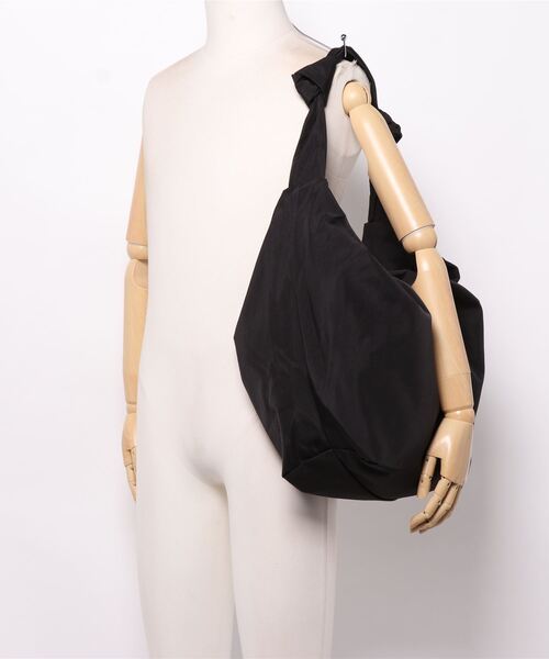 ammy.（エイミードット）の「【 ammy. / エイミードット 】 サイドツイスト ビッグ ショルダーバッグ（ショルダーバッグ・レディース・ブラック/ベージュ/カーキ/スモークピンク・FREE）」の7枚目の写真