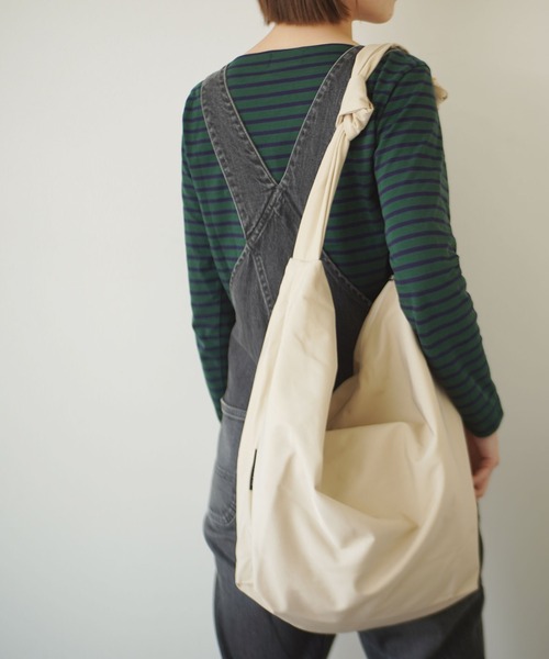 ammy.（エイミードット）の「【 ammy. / エイミードット 】 サイドツイスト ビッグ ショルダーバッグ（ショルダーバッグ・レディース・ブラック/ベージュ/カーキ/スモークピンク・FREE）」の2枚目の写真