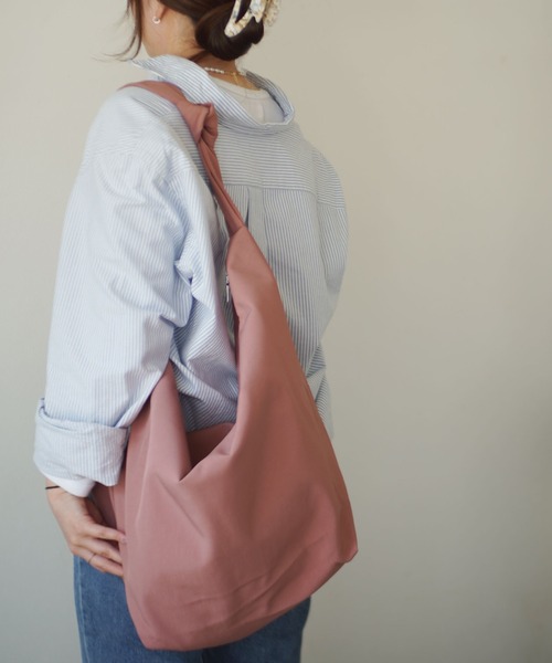 ammy.（エイミードット）の「【 ammy. / エイミードット 】 サイドツイスト ビッグ ショルダーバッグ（ショルダーバッグ・レディース・ブラック/ベージュ/カーキ/スモークピンク・FREE）」の4枚目の写真