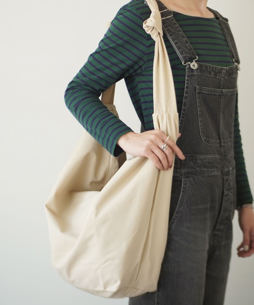 ammy.（エイミードット）の「【 ammy. / エイミードット 】 サイドツイスト ビッグ ショルダーバッグ（ショルダーバッグ・レディース・ブラック/ベージュ/カーキ/スモークピンク・FREE）」の9枚目の写真