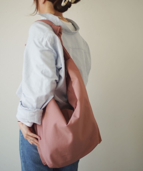 ammy.（エイミードット）の「【 ammy. / エイミードット 】 サイドツイスト ビッグ ショルダーバッグ（ショルダーバッグ・レディース・ブラック/ベージュ/カーキ/スモークピンク・FREE）」の13枚目の写真