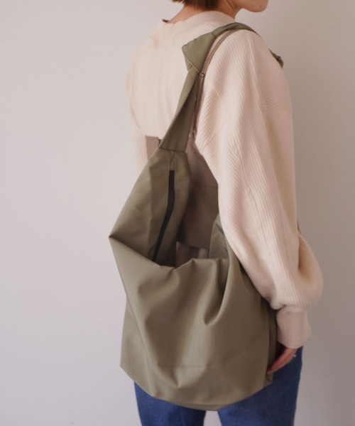 ammy.（エイミードット）の「【 ammy. / エイミードット 】 サイドツイスト ビッグ ショルダーバッグ（ショルダーバッグ・レディース・ブラック/ベージュ/カーキ/スモークピンク・FREE）」の10枚目の写真