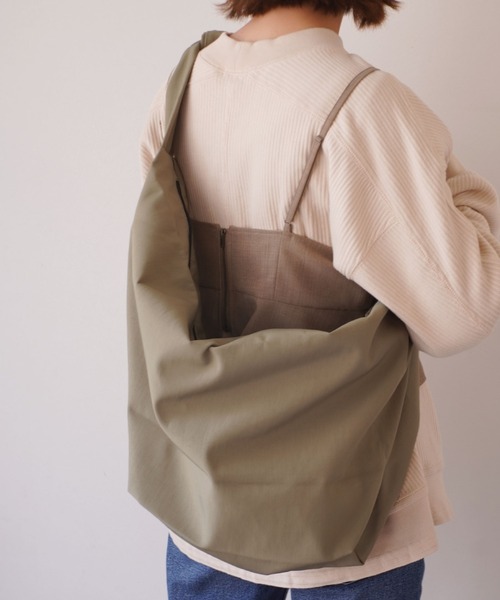 ammy.（エイミードット）の「【 ammy. / エイミードット 】 サイドツイスト ビッグ ショルダーバッグ（ショルダーバッグ・レディース・ブラック/ベージュ/カーキ/スモークピンク・FREE）」の11枚目の写真