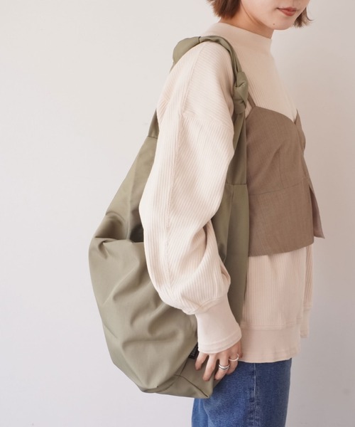 ammy.（エイミードット）の「【 ammy. / エイミードット 】 サイドツイスト ビッグ ショルダーバッグ（ショルダーバッグ・レディース・ブラック/ベージュ/カーキ/スモークピンク・FREE）」の19枚目の写真