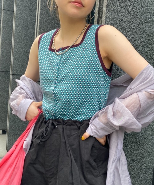 CPCM（シーピーシーエム）の「ジャガード柄配色前ボタンタンク（タンクトップ・レディース・ブラック/グリーン/パープル/イエロー・FREE）」の2枚目の写真