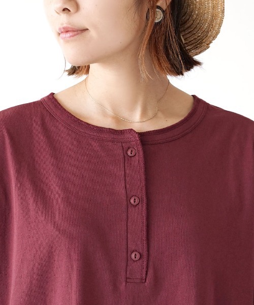 e-zakkamania stores(イーザッカマニアストアーズ)の「2way ヘンリーネック ポケットTEE(Tシャツ/カットソー・レディース・グレイッシュベージュ/ワイン/チャコール・フリー)」の9枚目の写真
