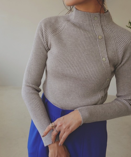 IAMUSE(アイアミューズ)の「ボタンデザインニット S0357【IAMUSE】(ニット/セーター・レディース・グレー/ベージュ/アイボリー/ブラック/ブルーグレー・FREE)」の4枚目の写真