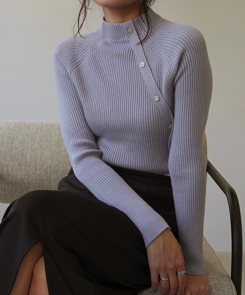 IAMUSE(アイアミューズ)の「ボタンデザインニット S0357【IAMUSE】(ニット/セーター・レディース・グレー/ベージュ/アイボリー/ブラック/ブルーグレー・FREE)」の1枚目の写真