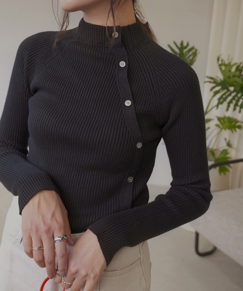 IAMUSE(アイアミューズ)の「ボタンデザインニット S0357【IAMUSE】(ニット/セーター・レディース・グレー/ベージュ/アイボリー/ブラック/ブルーグレー・FREE)」の3枚目の写真