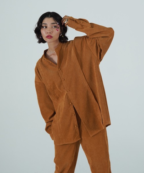 TINA:JOJUN(ティーナジョジュン)の「ユニセックス コーデュロイシャツ TINA:JOJUN(シャツ/ブラウス・レディース・グリーン/キャメル・M)」の4枚目の写真