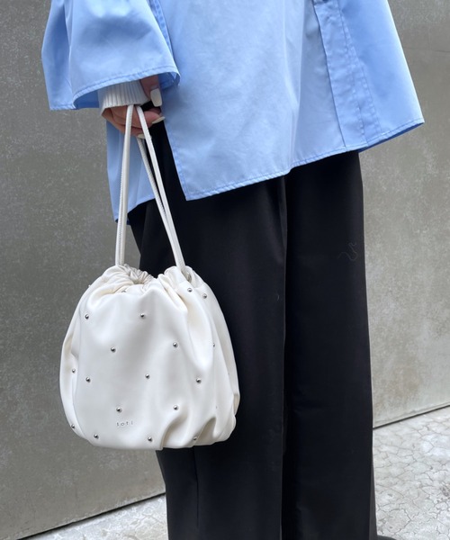 loti(ロティ)の「loti スタッズ巾着BAG(ハンドバッグ・レディース・ブラック/オフホワイト・FREE)」の4枚目の写真