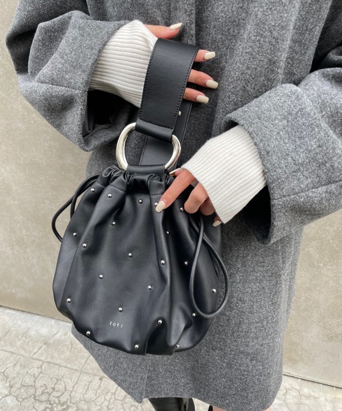 loti(ロティ)の「loti スタッズ巾着BAG(ハンドバッグ・レディース・ブラック/オフホワイト・FREE)」の5枚目の写真