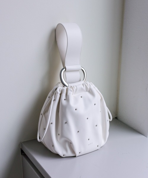 loti(ロティ)の「loti スタッズ巾着BAG(ハンドバッグ・レディース・ブラック/オフホワイト・FREE)」の18枚目の写真