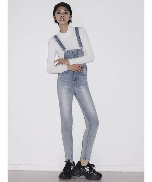 GYDA（ジェイダ）の「BACKクロススキニーデニムサロペ（サロペット/オーバーオール・レディース・ライトブルー/ブラック・SMALL/MEDIUM/X-SMALL）」の9枚目の写真
