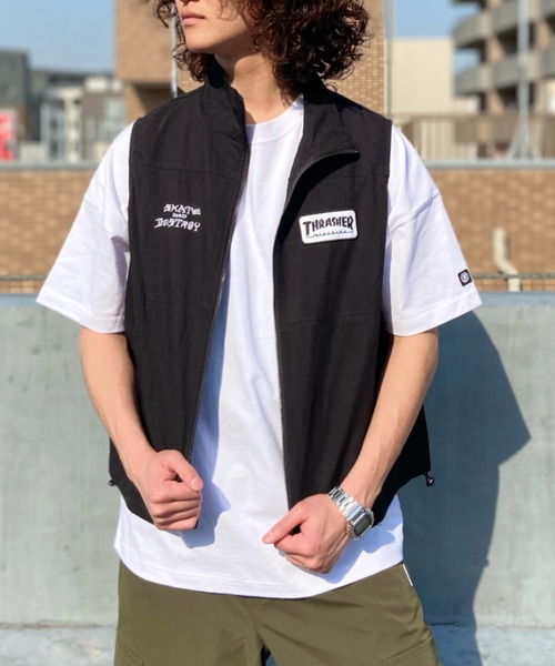 THRASHER（スラッシャー）の「【ムラサキスポーツ別注】THRASHER/スラッシャー  ベストジャケット スタンドカラーベスト/オーバーサイズ 刺繍ロゴ ワッペンロゴ THMM-010VST SC（ベスト・メンズ・グレー/ブラック/グリーン・M/L）」の2枚目の写真