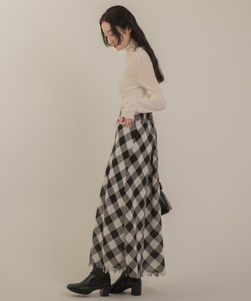 Jeudi(ジュディ)の「裾フリンジチェックロングスカート(スカート・レディース・ブラック・M/L)」の2枚目の写真