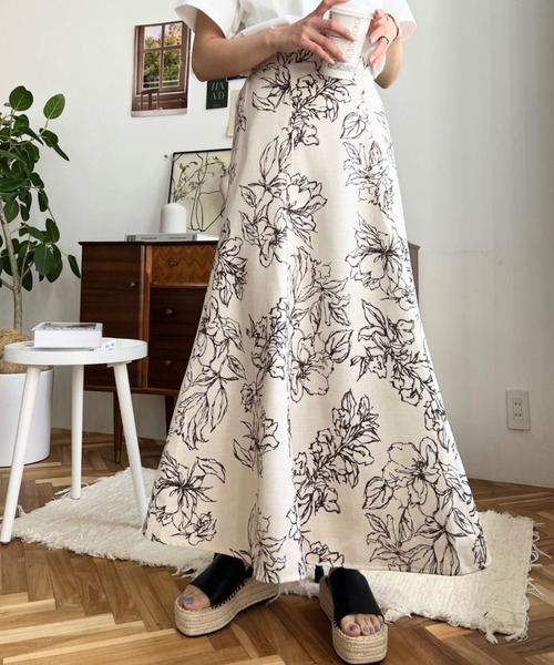 moment+（モーメントプラス）の「リネンライクフラワープリントフレア