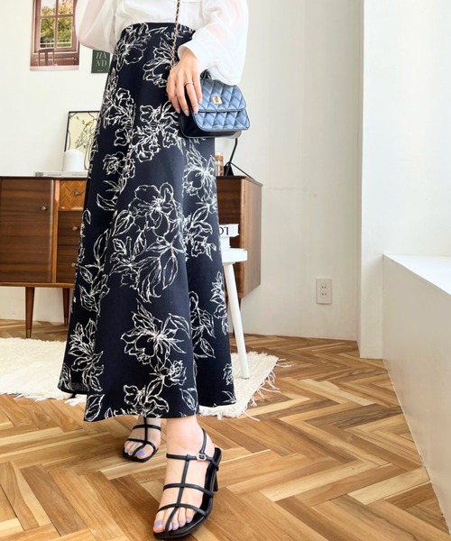 moment+（モーメントプラス）の「リネンライクフラワープリントフレア