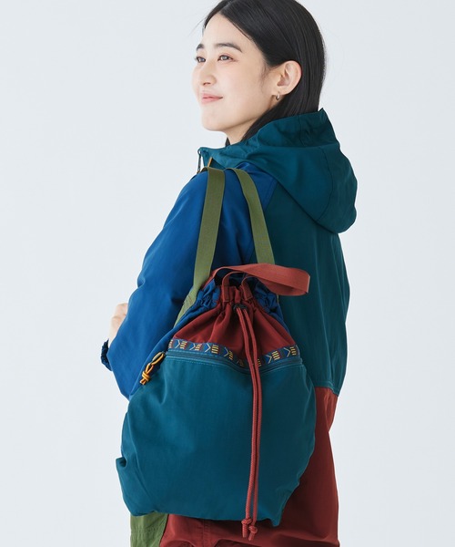 L.L.Bean(エルエルビーン)の「マウンテン・クラシック・ドローストリング・パック、マルチ(バックパック/リュック・レディース・グリーン系その他/ブルー系その他・ONE SIZE)」の13枚目の写真
