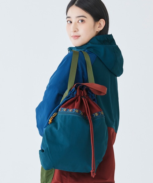 L.L.Bean(エルエルビーン)の「マウンテン・クラシック・ドローストリング・パック、マルチ(バックパック/リュック・レディース・グリーン系その他/ブルー系その他・ONE SIZE)」の12枚目の写真