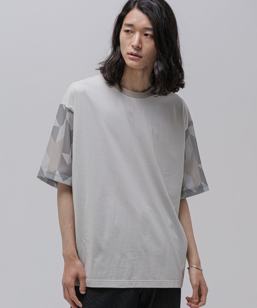 NANO universe(ナノユニバース)の「LB.04/幾何学切り替えTシャツ(Tシャツ/カットソー・メンズ・ライトグレー/ベージュ/チャコール・L/M/S)」の2枚目の写真