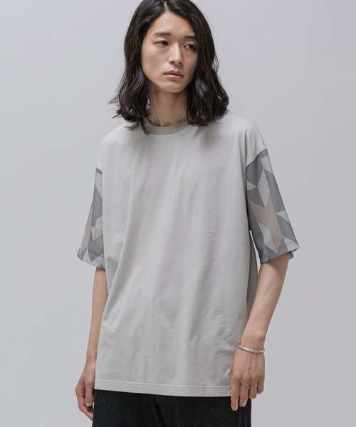 NANO universe(ナノユニバース)の「LB.04/幾何学切り替えTシャツ(Tシャツ/カットソー・メンズ・ライトグレー/ベージュ/チャコール・L/M/S)」の4枚目の写真