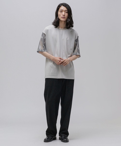 NANO universe(ナノユニバース)の「LB.04/幾何学切り替えTシャツ(Tシャツ/カットソー・メンズ・ライトグレー/ベージュ/チャコール・L/M/S)」の6枚目の写真