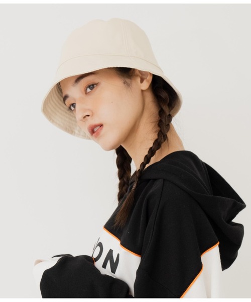 ANAP（アナップ）の「フェイクレザー×ツイルリバーシブルバケットハット（ハット・レディース・アイボリー/ブラック・FREE）」の5枚目の写真