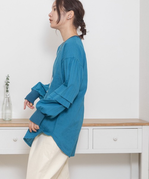 POU DOU DOU(プードゥドゥ)の「タックスリーブプルオーバーシャツ(シャツ/ブラウス・レディース・オレンジ/ターコイズブルー/オフホワイト・3)」の16枚目の写真