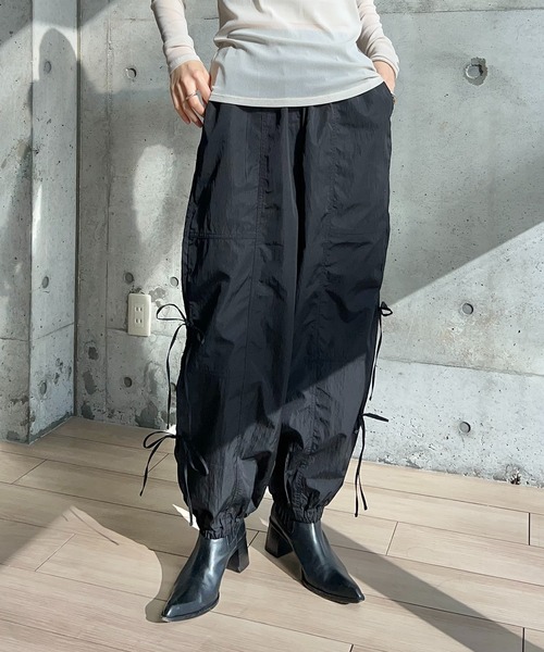 y/m by RIKA（イムバイリカ）の「タフタサイドリボンパンツ（その他パンツ・レディース・ブラック/アイボリー・FREE）」の2枚目の写真