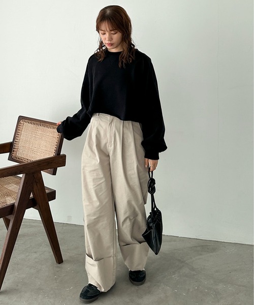 feepur（フェピュール）の「ツータックロールUPワイドパンツ（その他パンツ・レディース・ベージュ/ネイビー・SMALL/MEDIUM）」の4枚目の写真