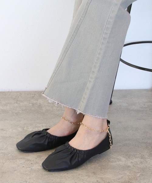 TITE IN THE STORE（ティテ　インザ　ストア）の「【JETEE/ジュテ】アンクルチェーンスクエアフラットパンプス（パンプス・レディース・ブラック/ベージュ・37/39）」の2枚目の写真