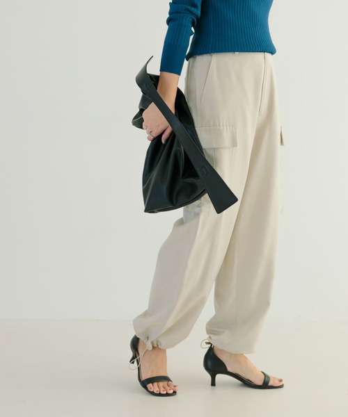 URBAN RESEARCH（アーバンリサーチ）の「ブライトクロスカーゴパンツ（カーゴパンツ・レディース・ライトベージュ/ブラック・38/36）」の22枚目の写真