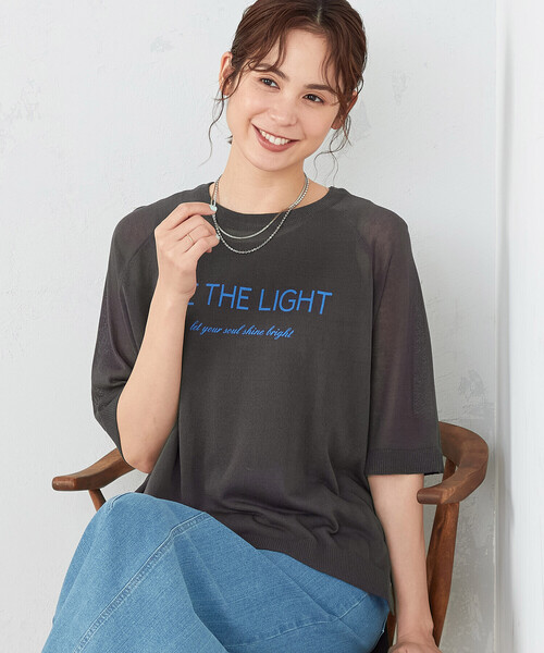 COMME CA ISM（コムサイズム）の「シアーニット ロゴ Tシャツ（ニット/セーター・レディース・ベージュ/チャコール・FREE）」の2枚目の写真