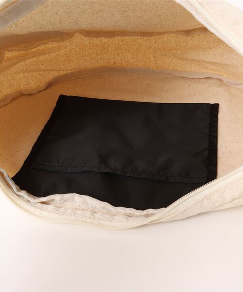 THRASHER（スラッシャー）の「CHILL Funagata Shoulder Bag/スラッシャーノートパソコン収納可能サイズワンポイントブランドアイコンラウンドショルダーバッグ（ショルダーバッグ・メンズ・ホワイト系その他/ホワイト/ホワイト系その他2/ブラック系その他/ブラック系その他2/ブラック・FREE）」の7枚目の写真