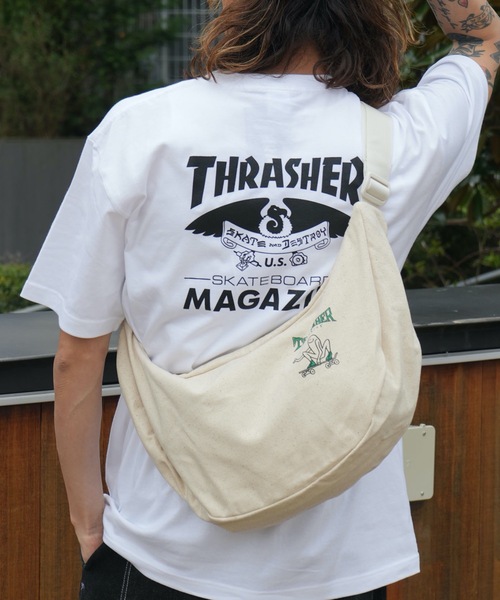 THRASHER（スラッシャー）の「CHILL Funagata Shoulder Bag/スラッシャーノートパソコン収納可能サイズワンポイントブランドアイコンラウンドショルダーバッグ（ショルダーバッグ・メンズ・ホワイト系その他/ホワイト/ホワイト系その他2/ブラック系その他/ブラック系その他2/ブラック・FREE）」の3枚目の写真