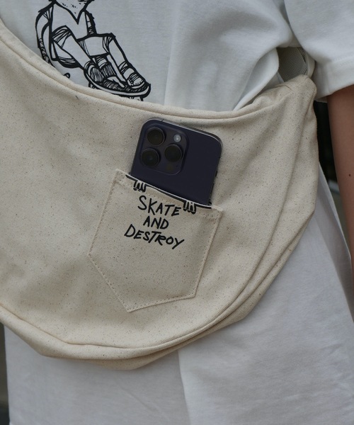 THRASHER（スラッシャー）の「CHILL Funagata Shoulder Bag/スラッシャーノートパソコン収納可能サイズワンポイントブランドアイコンラウンドショルダーバッグ（ショルダーバッグ・メンズ・ホワイト系その他/ホワイト/ホワイト系その他2/ブラック系その他/ブラック系その他2/ブラック・FREE）」の13枚目の写真