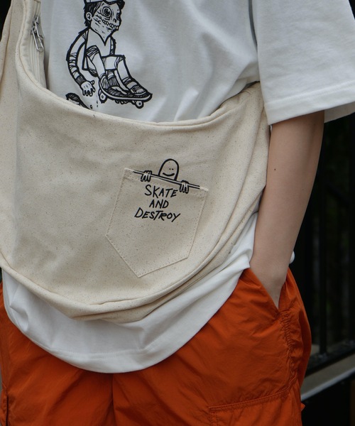 THRASHER（スラッシャー）の「CHILL Funagata Shoulder Bag/スラッシャーノートパソコン収納可能サイズワンポイントブランドアイコンラウンドショルダーバッグ（ショルダーバッグ・メンズ・ホワイト系その他/ホワイト/ホワイト系その他2/ブラック系その他/ブラック系その他2/ブラック・FREE）」の14枚目の写真