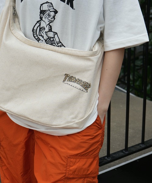 THRASHER（スラッシャー）の「CHILL Funagata Shoulder Bag/スラッシャーノートパソコン収納可能サイズワンポイントブランドアイコンラウンドショルダーバッグ（ショルダーバッグ・メンズ・ホワイト系その他/ホワイト/ホワイト系その他2/ブラック系その他/ブラック系その他2/ブラック・FREE）」の18枚目の写真