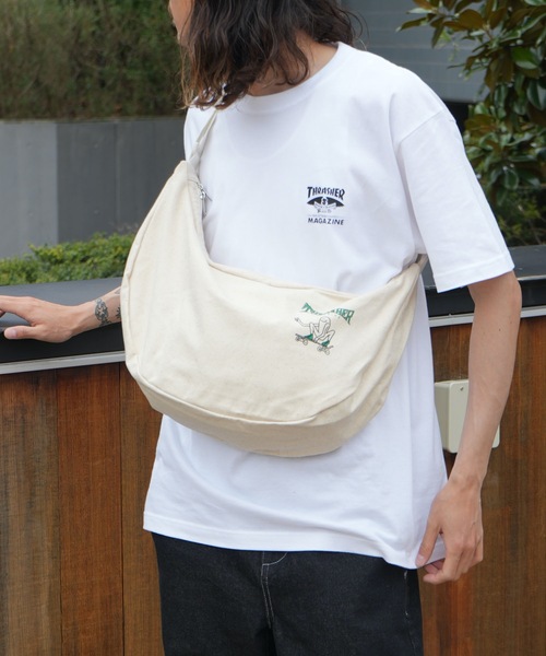 THRASHER（スラッシャー）の「CHILL Funagata Shoulder Bag/スラッシャーノートパソコン収納可能サイズワンポイントブランドアイコンラウンドショルダーバッグ（ショルダーバッグ・メンズ・ホワイト系その他/ホワイト/ホワイト系その他2/ブラック系その他/ブラック系その他2/ブラック・FREE）」の20枚目の写真
