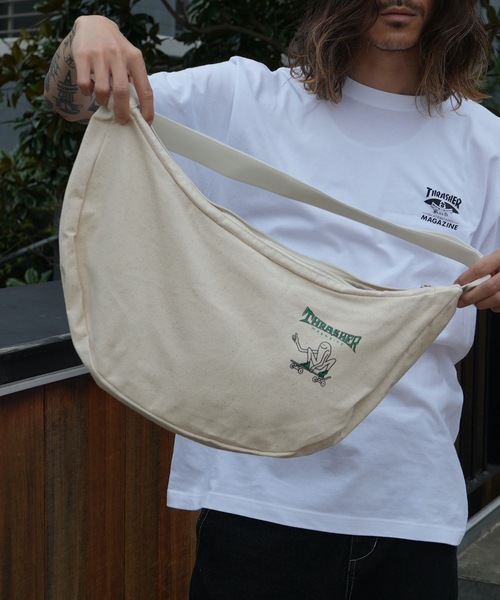 THRASHER（スラッシャー）の「CHILL Funagata Shoulder Bag/スラッシャーノートパソコン収納可能サイズワンポイントブランドアイコンラウンドショルダーバッグ（ショルダーバッグ・メンズ・ホワイト系その他/ホワイト/ホワイト系その他2/ブラック系その他/ブラック系その他2/ブラック・FREE）」の21枚目の写真