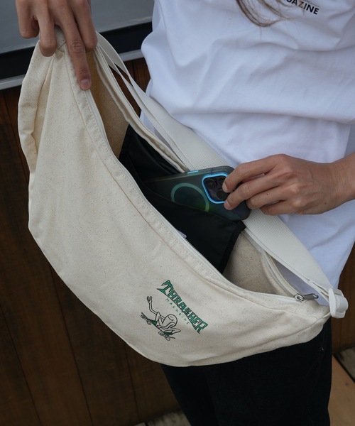 THRASHER（スラッシャー）の「CHILL Funagata Shoulder Bag/スラッシャーノートパソコン収納可能サイズワンポイントブランドアイコンラウンドショルダーバッグ（ショルダーバッグ・メンズ・ホワイト系その他/ホワイト/ホワイト系その他2/ブラック系その他/ブラック系その他2/ブラック・FREE）」の22枚目の写真