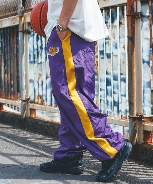 NBA（エヌビーエー）の「【NBA】別注/サイドライン/チームロゴワッペン/ナイロンルーズパンツ（スウェットパンツ・メンズ・レッド/パープル・FREE）」の2枚目の写真