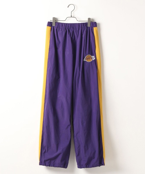 NBA（エヌビーエー）の「【NBA】別注/サイドライン/チームロゴワッペン/ナイロンルーズパンツ（スウェットパンツ・メンズ・レッド/パープル・FREE）」の3枚目の写真