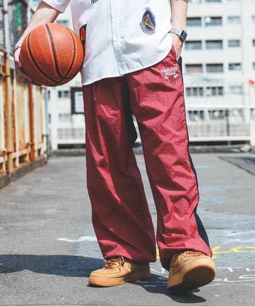 NBA（エヌビーエー）の「【NBA】別注/サイドライン/チームロゴワッペン/ナイロンルーズパンツ（スウェットパンツ・メンズ・レッド/パープル・FREE）」の6枚目の写真