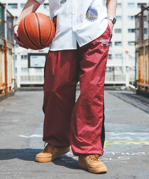 NBA（エヌビーエー）の「【NBA】別注/サイドライン/チームロゴワッペン/ナイロンルーズパンツ（スウェットパンツ・メンズ・レッド/パープル・FREE）」の7枚目の写真
