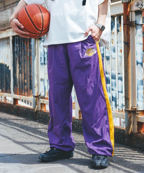 NBA（エヌビーエー）の「【NBA】別注/サイドライン/チームロゴワッペン/ナイロンルーズパンツ（スウェットパンツ・メンズ・レッド/パープル・FREE）」の9枚目の写真