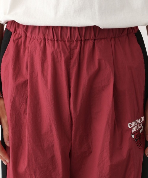 NBA（エヌビーエー）の「【NBA】別注/サイドライン/チームロゴワッペン/ナイロンルーズパンツ（スウェットパンツ・メンズ・レッド/パープル・FREE）」の13枚目の写真